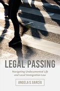 Legal Passing: Navigating Undocumented Life and Local Immigration law (en Inglés)