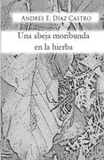 Una abeja moribunda en la hierba