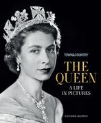 Town & Country: The Queen: A Life in Pictures (en Inglés)
