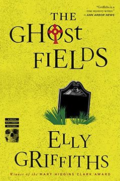 portada The Ghost Fields (Ruth Galloway Mysteries) (in English)