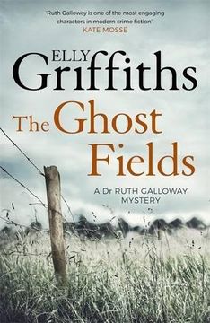 portada The Ghost Fields: The Dr Ruth Galloway Mysteries 7 (in English)