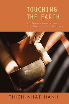 portada Touching the Earth: 46 Guided Meditations for Mindfulness Practice (en Inglés)