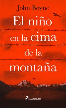 El niño en la cima de la montaña