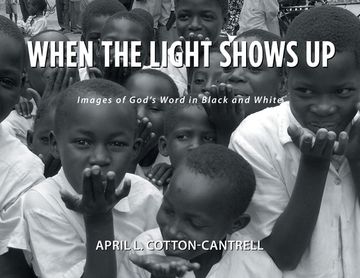 portada When The Light Shows Up: Images of God's Word in Black and White (in English)