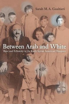 portada Between Arab and White: Race and Ethnicity in the Early Syrian American Diaspora (American Crossroads) (en Inglés)