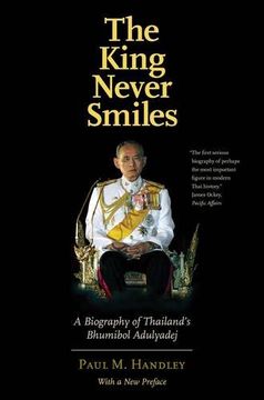 portada The King Never Smiles: A Biography of Thailand's Bhumibol Adulyadej