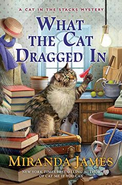 portada What the cat Dragged in: 14 (Cat in the Stacks Mysteries) (in English)