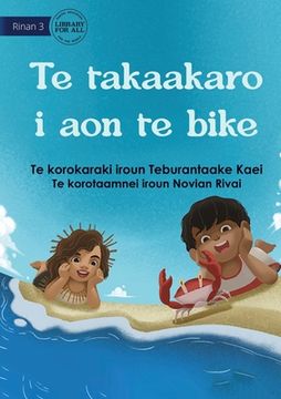 portada Playing at the Beach - Te takaakaro i aon te bike (Te Kiribati) (en Inglés)