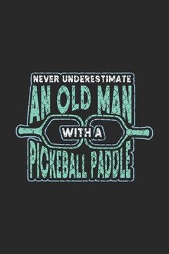 portada Never Underestimate Old Man With A Pickleball Paddle: 120 Pages I 6x9 I Dot Grid I Funny Pickleball Designs & Gifts For Grandfathers (en Inglés)