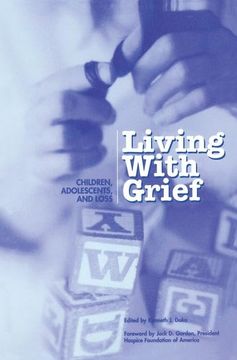 portada Living With Grief: Children, Adolescents and Loss (in English)