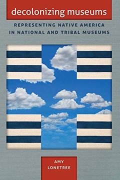 portada Decolonizing Museums: Representing Native America in National and Tribal Museums (First Peoples, new Directions in Indigenous Studies) (en Inglés)