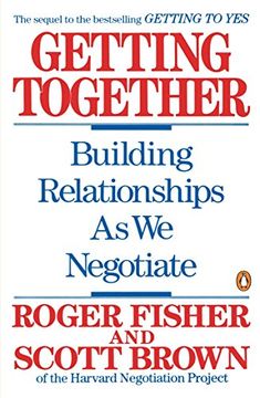 portada Getting Together: Building Relationships as we Negotiate: Building a Relationship That Gets to yes (en Inglés)