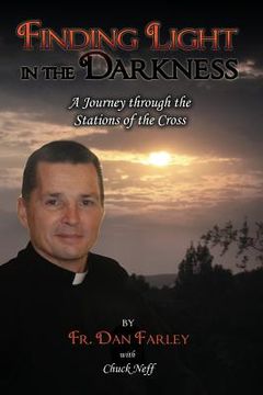 portada Finding Light in the Darkness, a Journey Through the Stations of the Cross (en Inglés)