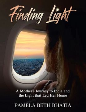 portada Finding Light: A Mother's Journey to India and the Light That Led Her Home (en Inglés)