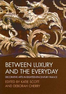 portada Between Luxury and the Everyday: Decorative Arts in Eighteenth-Century France (en Inglés)