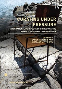 portada Curating Under Pressure: International Perspectives on Negotiating Conflict and Upholding Integrity (Museum Meanings) (en Inglés)