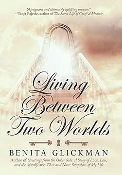 portada Living Between two Worlds (en Inglés)
