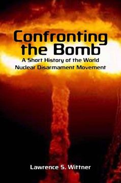 portada Confronting the Bomb: A Short History of the World Nuclear Disarmament Movement (Stanford Nuclear age Series) (en Inglés)