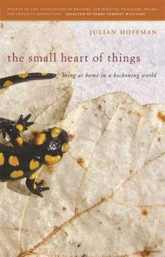 portada The Small Heart of Things: Being at Home in a Beckoning World (Association of Writers and Writing Programs Award for Creative Nonfiction) (in English)