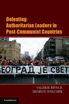 portada Defeating Authoritarian Leaders in Postcommunist Countries Paperback (Cambridge Studies in Contentious Politics) (en Inglés)