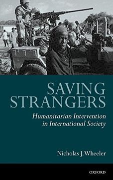 portada Saving Strangers: Humanitarian Intervention in International Society (en Inglés)