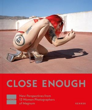 portada Close Enough: New Perspectives From 13 Women Photographers of Magnum (en Inglés)