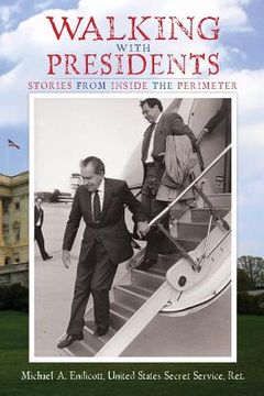 portada Walking With Presidents: Stories From Inside The Perimeter (en Inglés)