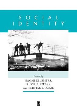 portada social identity: context, commitment, content (en Inglés)