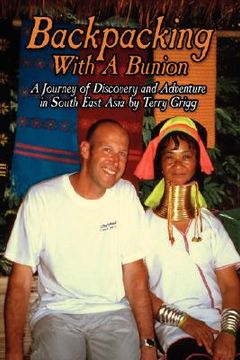 portada backpacking with a bunion: a journey of discovery and adventure in south east asia (en Inglés)