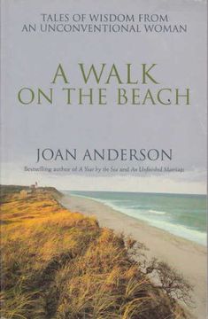 portada A Walk on the Beach - Tales of Wisdom From an Unconventional Woman (en Inglés)