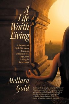 portada A Life Worth Living: A Journey of Self-Discovery Through Mindfulness, Yoga, and Living in Awareness (en Inglés)