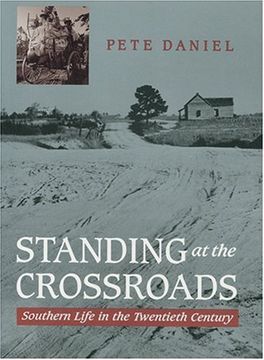 portada Standing at the Crossroads: Southern Life in the Twentieth Century (en Inglés)
