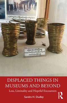 portada displaced things (en Inglés)