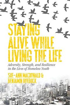 portada Staying Alive While Living the Life: Adversity, Strength, and Resilience in the Lives of Homeless Youth (en Inglés)