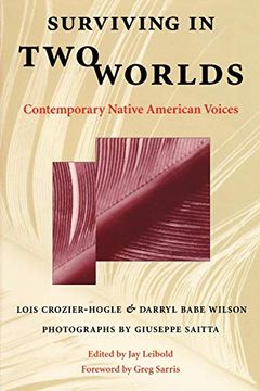 portada Surviving in two Worlds: Contemporary Native American Voices (en Inglés)