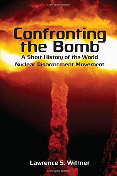 portada Confronting the Bomb: A Short History of the World Nuclear Disarmament Movement (Stanford Nuclear age Series) (en Inglés)