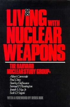 portada living with nuclear weapons (in English)
