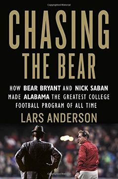 portada Chasing the Bear: How Bear Bryant and Nick Saban Made Alabama the Greatest College Football Program of all Time (en Inglés)