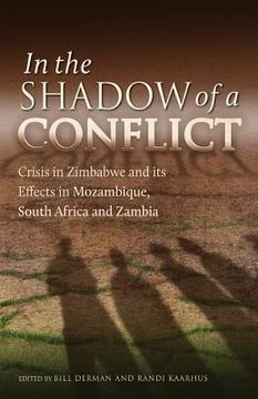portada In the Shadow of a Conflict. Crisis in Zimbabwe and Its Effects in Mozambique, South Africa and Zambia: Crisis in Zimbabwe and Its Effects in Mozambiq (en Inglés)