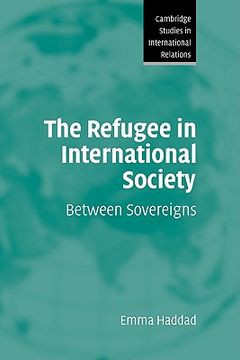 portada The Refugee in International Society Hardback: Between Sovereigns (Cambridge Studies in International Relations) (en Inglés)