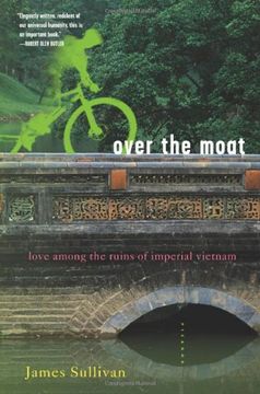 portada Over the Moat: Love Among the Ruins of Imperial Vietnam (en Inglés)