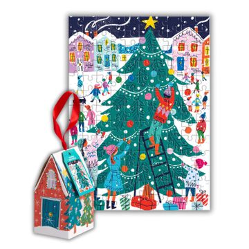 portada Galison Tree Decorating – 130 Piece House Shaped Puzzle Ornament Featuring Outdoors Tree Decorating Moment Under the Stars
