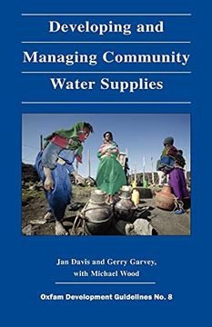 portada Developing and Managing Community Water Supplies (Oxfam Development Guidelines) (en Inglés)