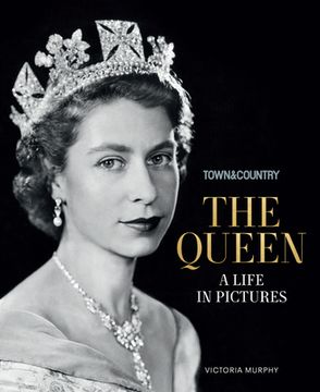 portada Town & Country: The Queen: A Life in Pictures (en Inglés)