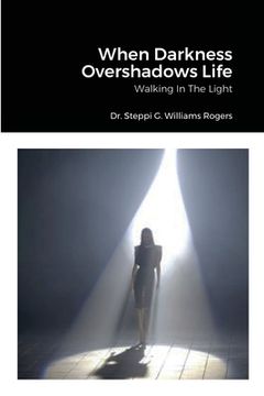 portada When Darkness Overshadows Life: Walking In The Light (en Inglés)