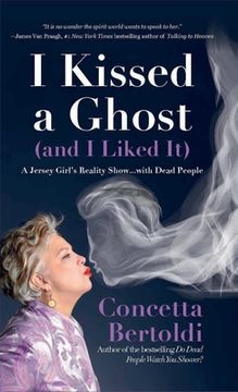 portada I Kissed a Ghost (and I Liked It): A Jersey Girl's Reality Show . . . with Dead People (for Fans of Do Dead People Watch You Shower or Inside the Othe (en Inglés)